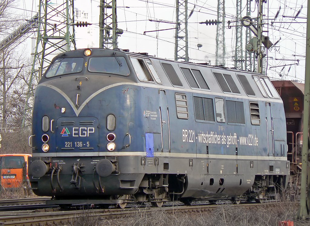221 136-5 der EGP (Eisenbahngesellschaft Potsdam)verl�sst den Gbf. K�ln Gremberg am 17.03.2010 mit einem Schotterzug