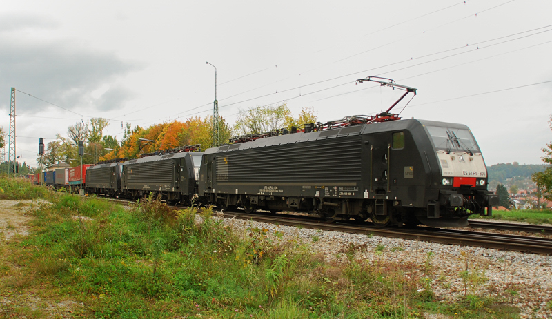 3 schwarze Sch�nheiten! ES 64 F4-806 + ES 64 F4-102 + ES 64 F4-023, aufgenommen am 12.10.12, in A�ling.