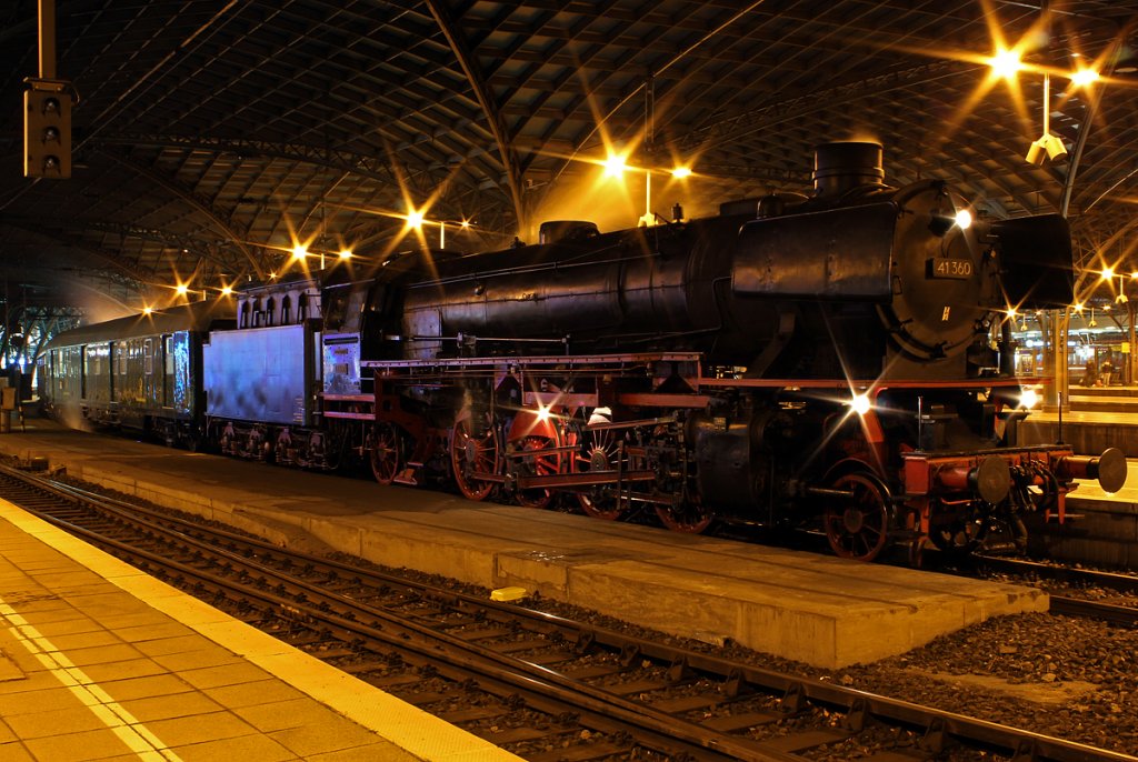 41 360 der Dampfloktradition Oberhausen mit einem Sonderzug aus R�desheim kommend, am Zugschluss lief E10 1239 mit