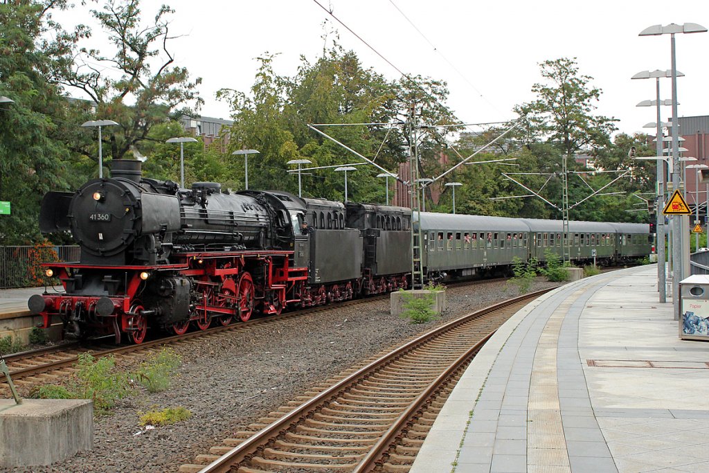 41 360 mit einem Sonderzug zu Rhein in Flammen am 13.08.2011 in K�ln Messe/Deutz (tief) 