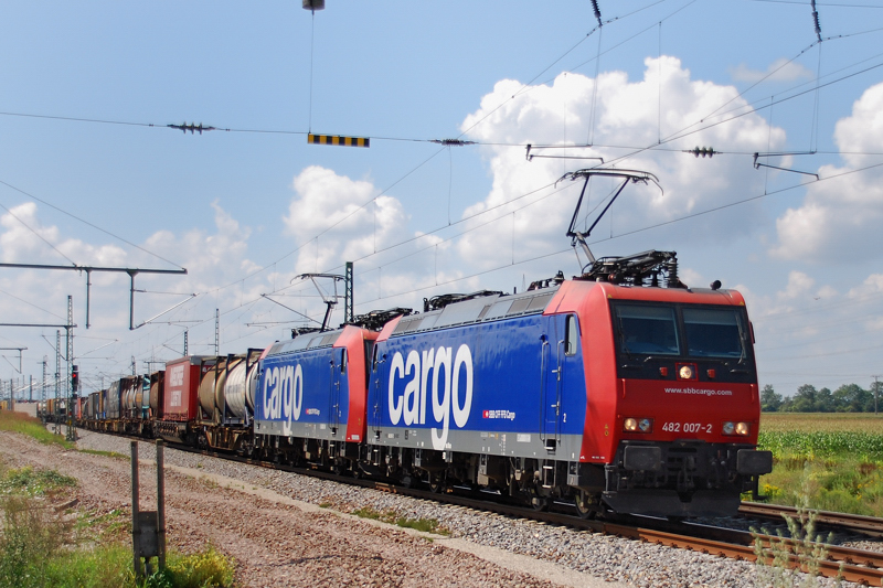 482 007-2 + 482 ..., aufgenommen am 26.07.11, bei Auggen.