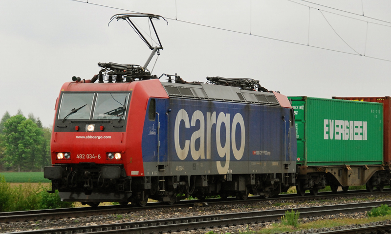 482 034-6, aufgenommen am 13.05.10, bei der Durchfahrt durch Gersthofen.
