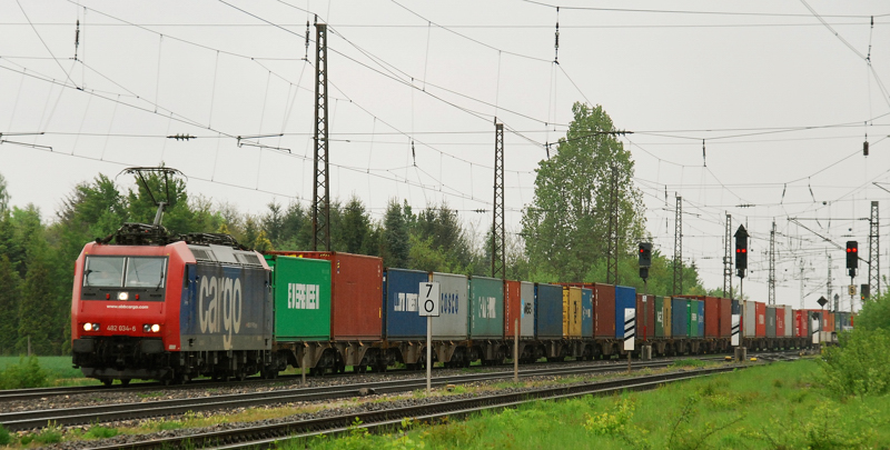 482 034-6, aufgenommen bei der Durchfahrt mit einem Containerzug durch Gersthofen, am 13.05.10.