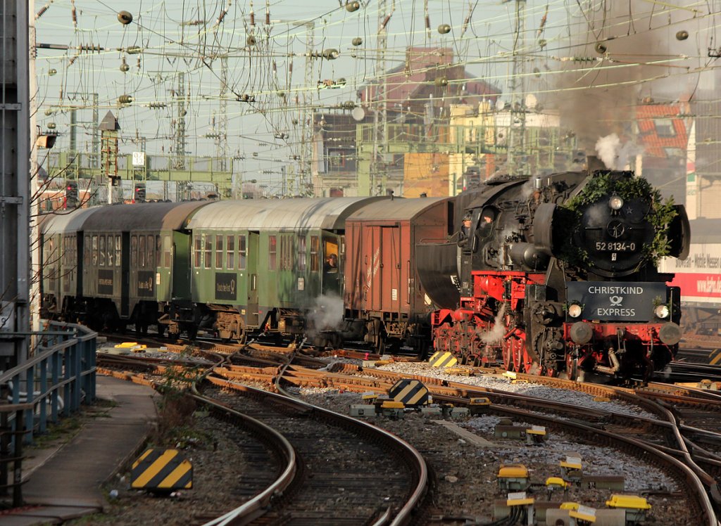 52 8134-0 der Eisenbahnfreunde Betzdorf bei der Einfahrt mit dem Christkind Postexpress in K�ln Hbf am 10.12.2011, am Zugschluss lief V200 033 mit