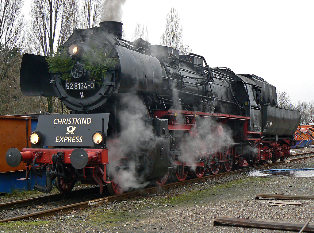 52 8134-0 der Eisenbahnfreunde Betzdorf nach ihrer Ankunft im RIM im ehem. BW K�ln Nippes am 11.12.2010