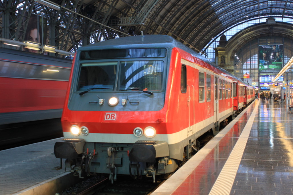 Am 6.1.11 steht im frischen Lack ein Wittenberger Steuerwagen im Frankfurter Hbf