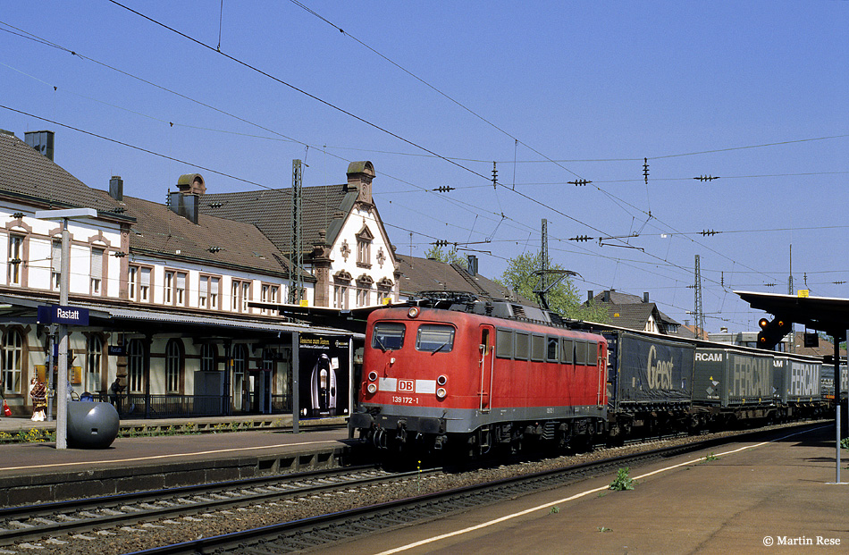Auf dem Weg nach Basel passiert die 139 172 (ex 110 172) den Bahnhof Rastatt. 20.4.2007