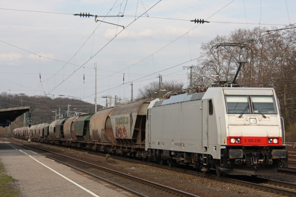CB Rail 186 238 ist aktuell f�r Captrain im Einsatz und f�hrt am 12.3.11 mit einem Getreidezug durch K�ln-West