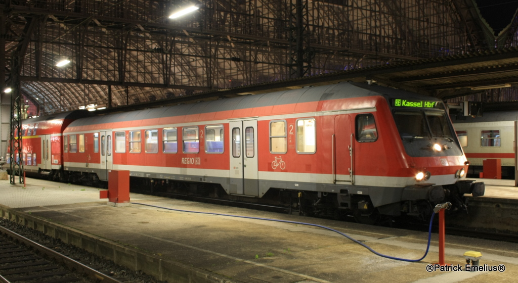 Das n�chst Au�ergew�hnliche in Frankfurt war dieser N-Steuerwagen der Bauart Wittenberg. Er musste wohl als Ersatz f�r einen Dosto Steuerwagen einspringen. Na ja dann gute Fahrt am 11.04.2010 