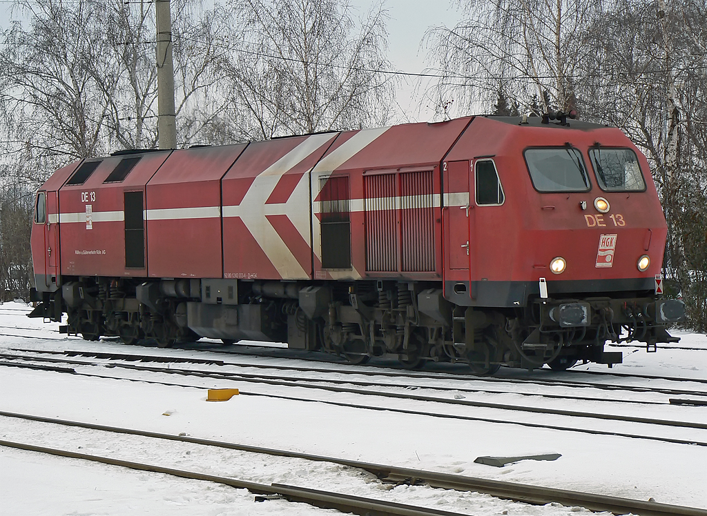 DE 13 der HGK wartet auf den Rangierer in Br�hl Vochem am 28.12.2010