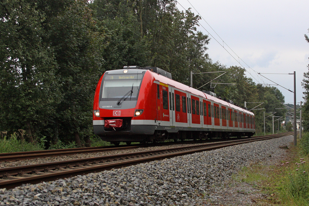 Der 422 082-8  Hilden  als S9 nach Wuppertal Hbf in W�lfrath Aprath am 16,09,11 