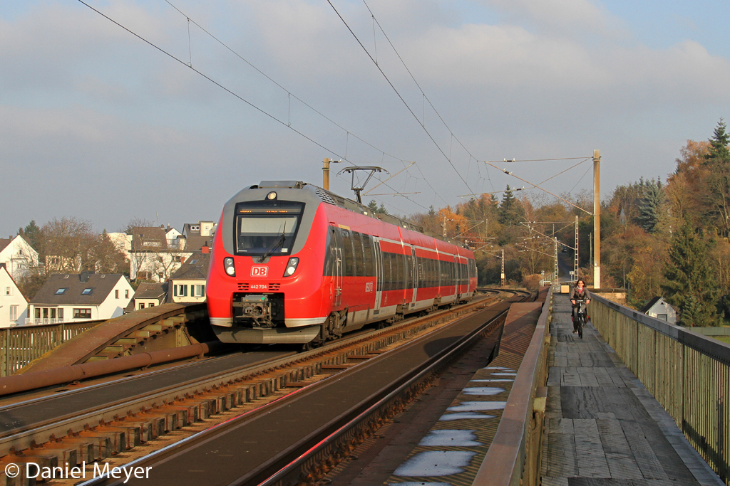 Der 442 704 auf der Koblenz G�lser Eisenbahnbr�cke am 19,11,12