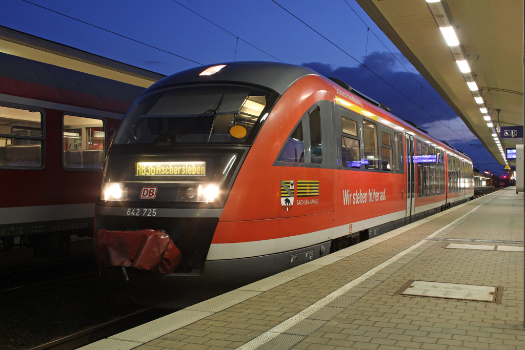 Der 642 725 in Wolfsburg Hbf am  19,08,11 