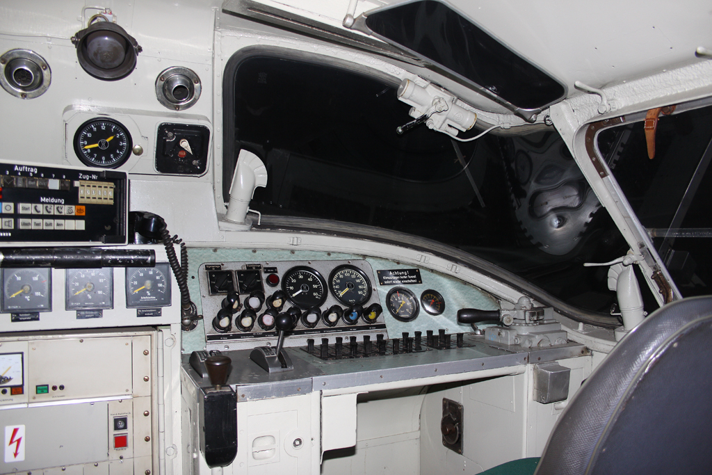 Der F�hrerstand des Trans Europ Express( TEE )Br 602 im DB Museum N�rnberg am 19,08,10 