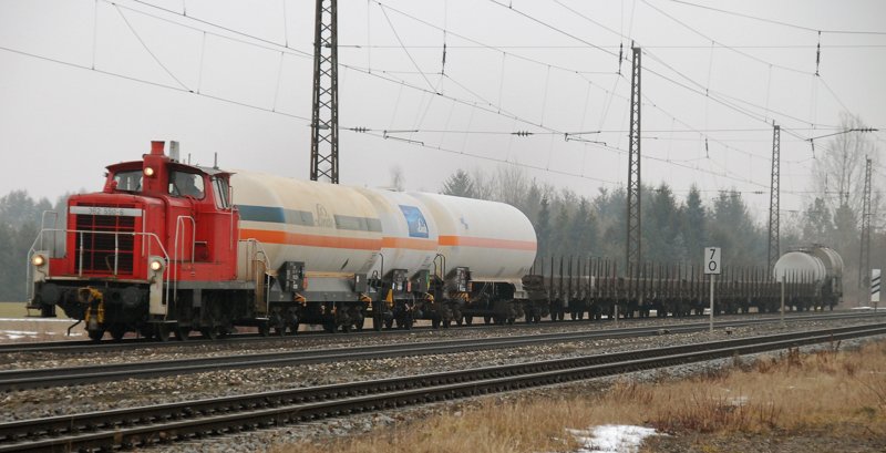 Der mitt�gliche Rangierzug. 362 550-6, aufgenommen am 09.02.10, bei der Durchfahrt durch Gersthofen, Strecke Donauw�rth-Augsburg.