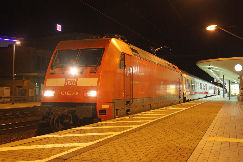 Die 101 096-6 in Wolfsburg Hbf am 19,08,11