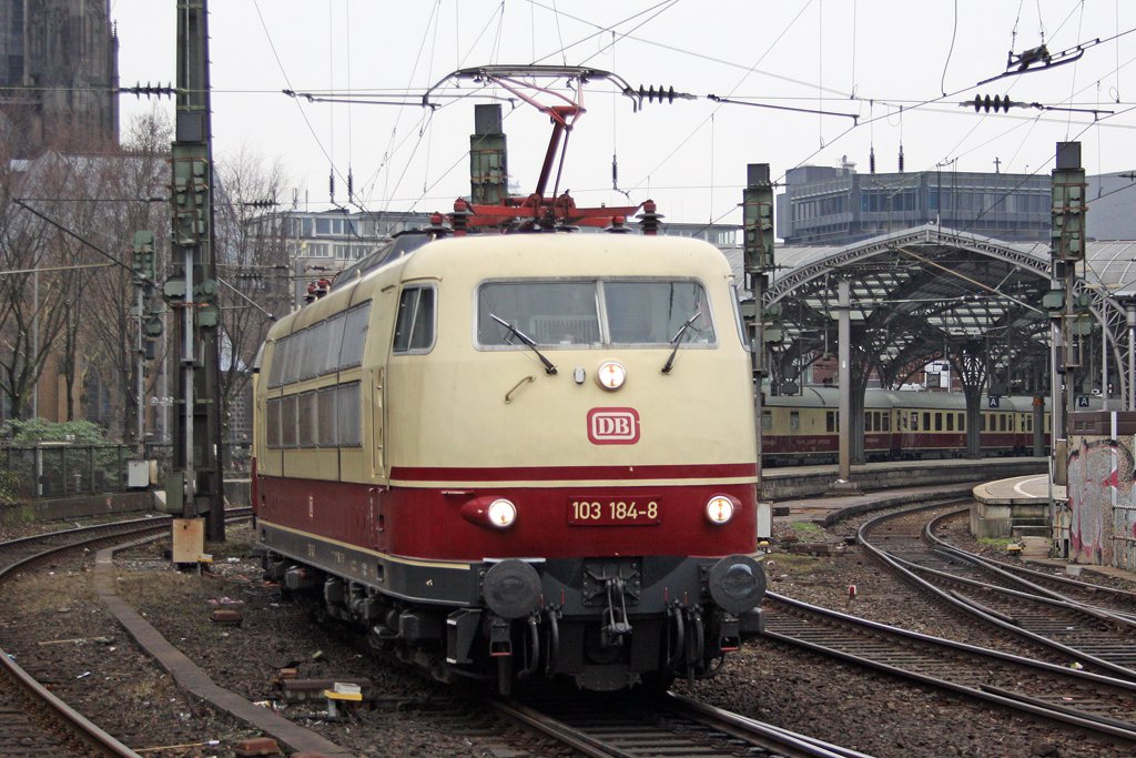 Die 103 184-8 bei der Ausfahrt aus den K�lner Hbf am 21,01,10
