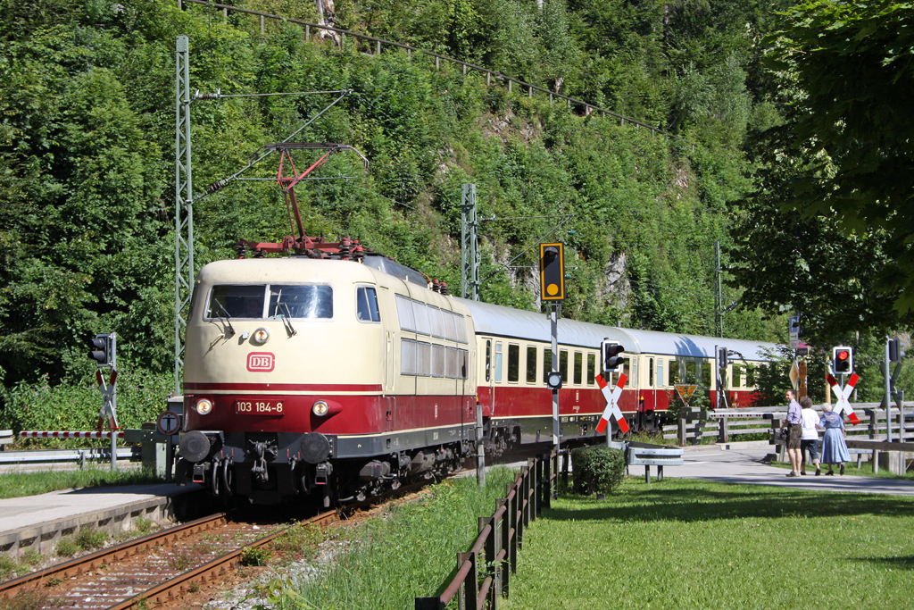 Die 103 184-8 mit einen TEE Sonderzug anl�sslich des Bahnhofsfest in Traunstein in Eisen�rtz am 01,08,10