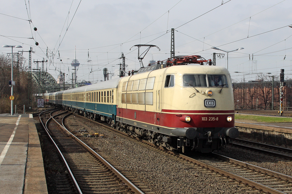 Die 103 235-8 am IC 2410 in K�ln Deutz am 09,03,12