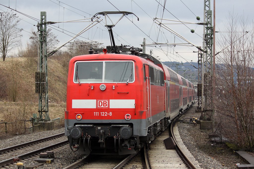 Die 111 122-8 als RE 4 in Wuppertal Vohwinkel am 20,03,10