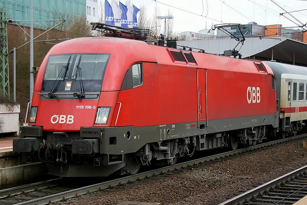 Die 1116 196-5 mit dem IC K�nigssee bei der Abfahrt in Kassel-Wilhelmsh�he aufgenommen am 20.03.2010.