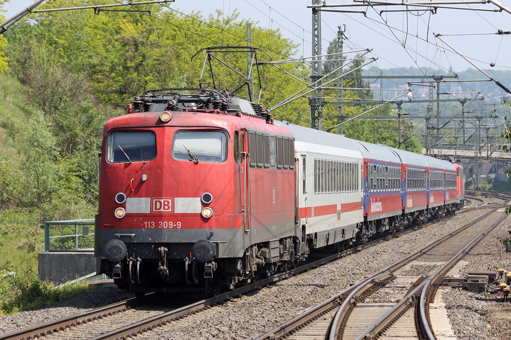 Die 113 309-9 mit IC 2862 in Wuppertal Vohwinkel am 22,05,10