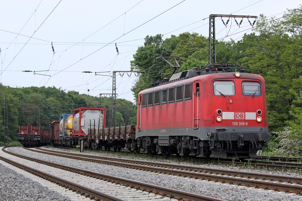 Die 139 309-9 in Duisburg Neudorf am 25,05,10