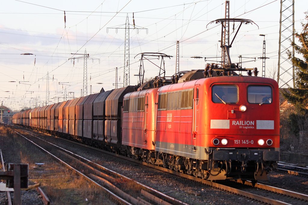 Die 151 145-0 und 151 134-4 mit einen Kohlezug in Ratingen Lintorf am 04,03,10