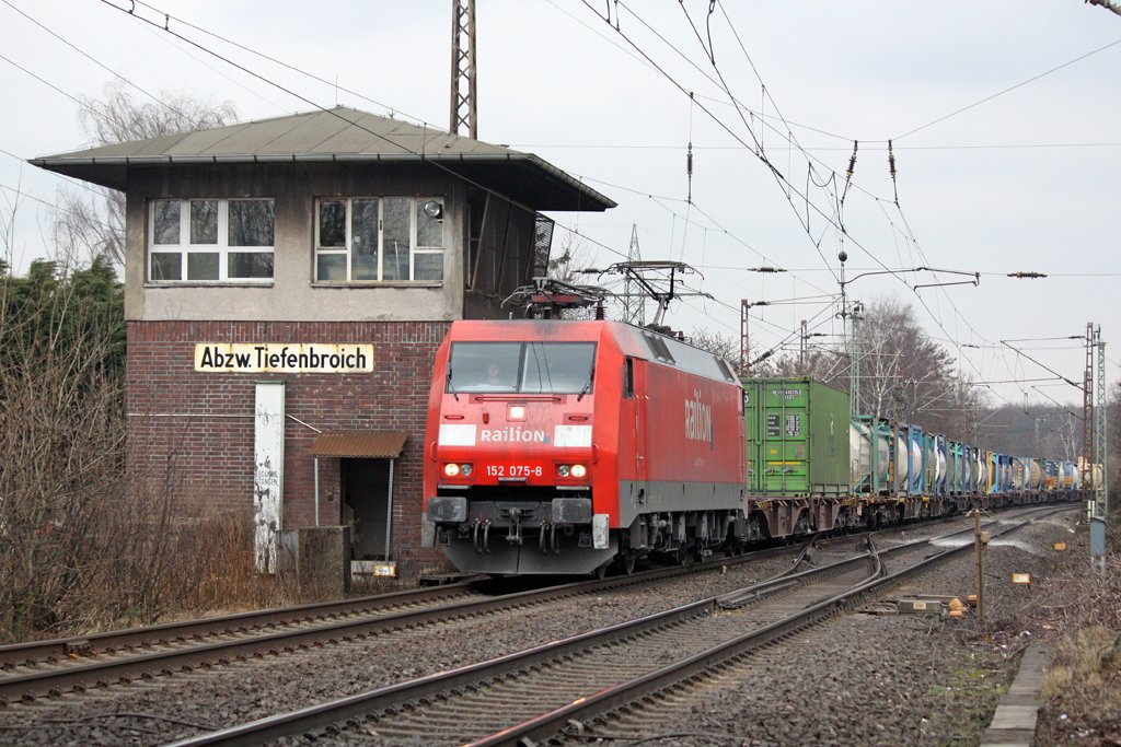 Die 152 075-8 in Ratingen Tiefenbroich am 19,02,10