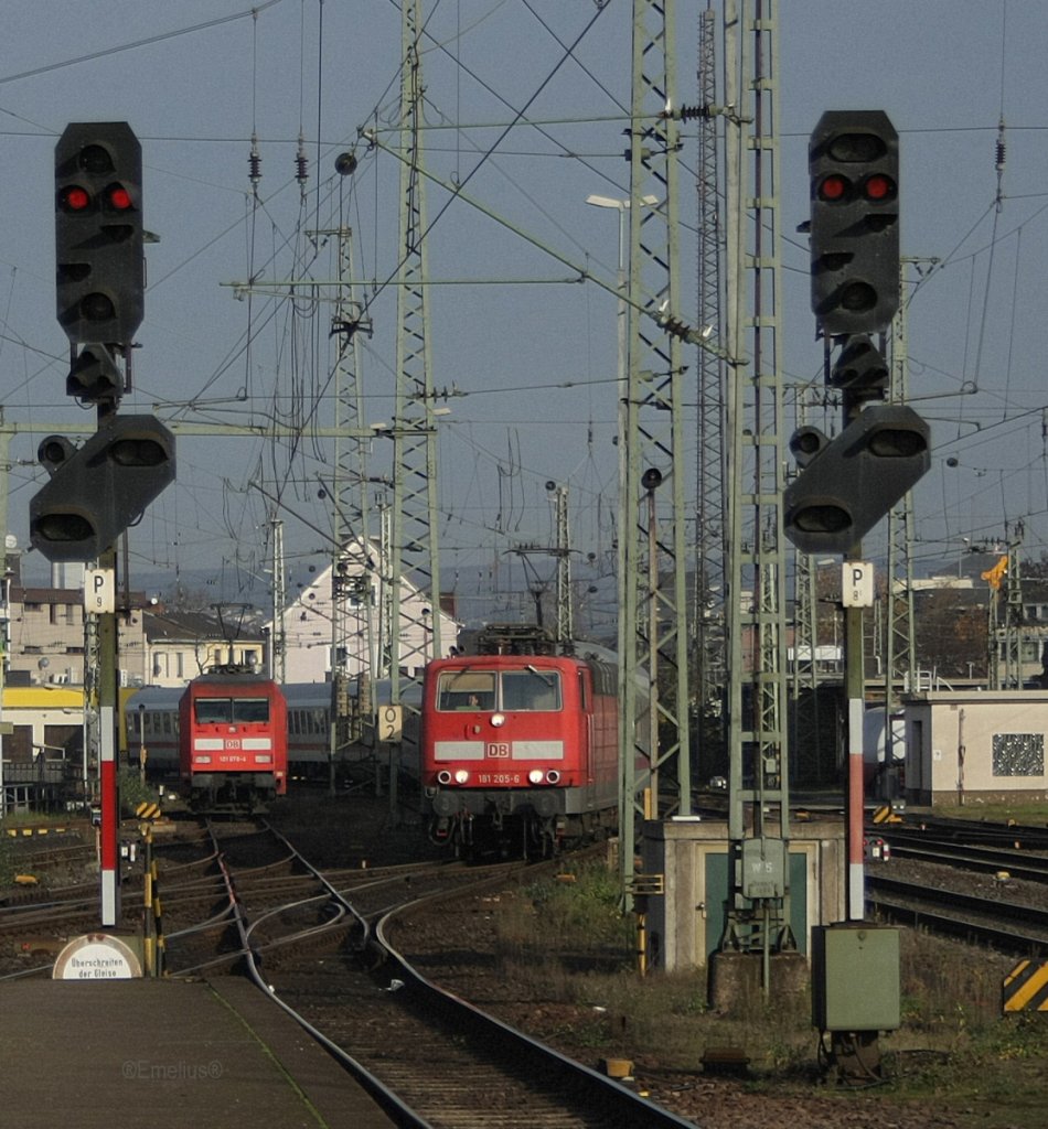 Die 181 205-5 kommt von Trier und f�hrt in Koblenz Hbf ein. Die 101er im Hintergrund bringt Sie weiter Richtung Norddeich.

Patrick E.