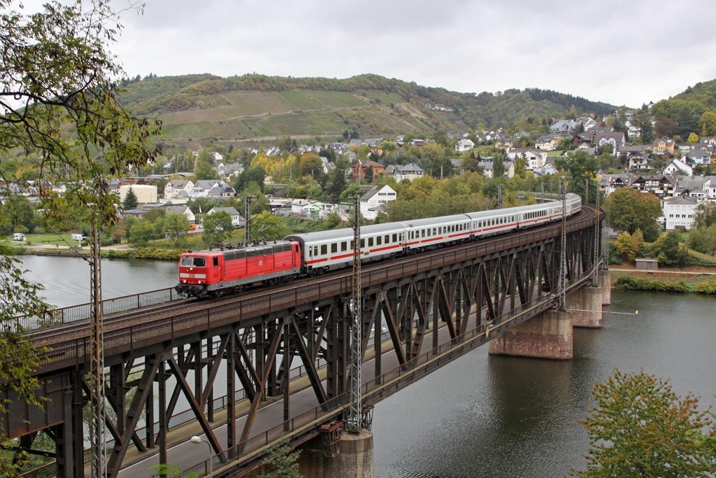 Die 181 207-2 mit dem IC 136 nach Luxembourg auf der Doppelstockbr�cke von Bullay am 08,10,11
