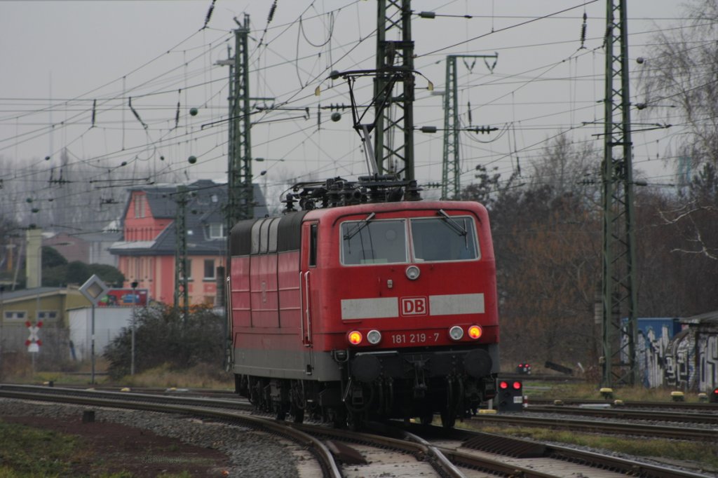 Die 181 219-7 kommt gerade aus dem Betriebswerk und f�hrt nart�rlich am rhein entlang Richtung koblenz. Hier durchfahrt Frankfurt am Main H�chst.

Patrick E.