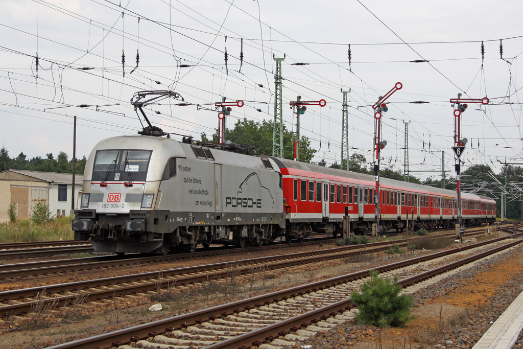 Die 182 004-2 in Calau (Niederl) am 17,08,11