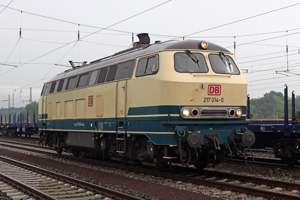 Die 217 014-0 in Darmstadt-Kranichstein am 05,06,11