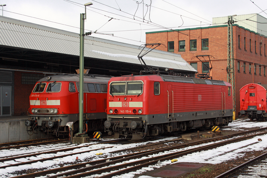 Die 218 412-5 neben 143 115-4 in Koblenz Hbf am 02,01,11
