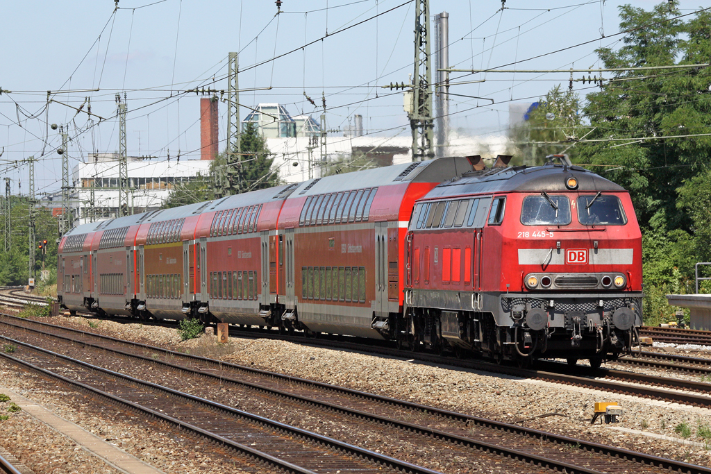 Die 218 445-5 in M�nchen Heimeranplatz auf dem weg nach M�hldorf am 31,07,10