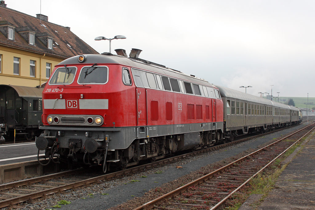 Die 218 470-3 in Frankenberg (Eder) am 23,10,10