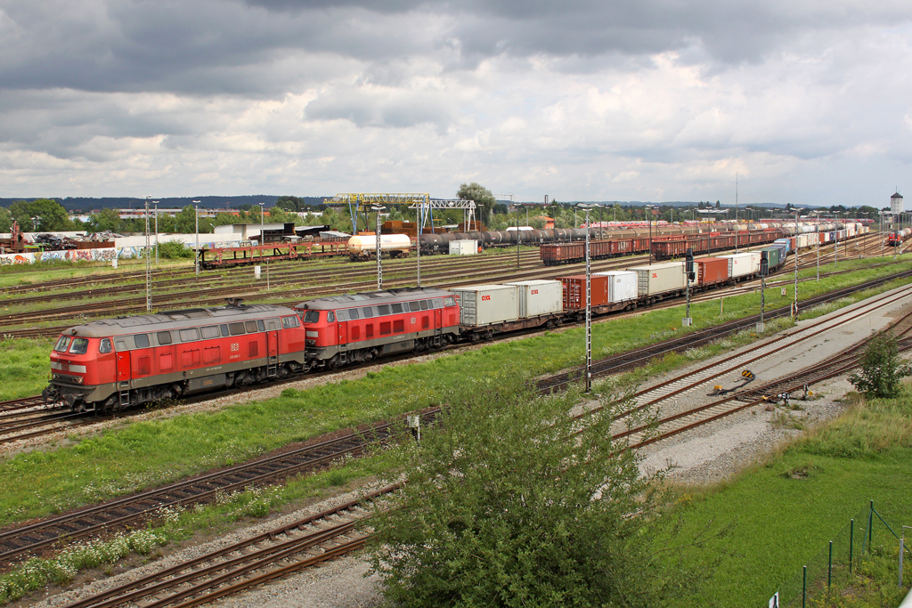 Die 225 805-1 (218 005-7) und 225 094-2 in M�hldorf am 03,08,10