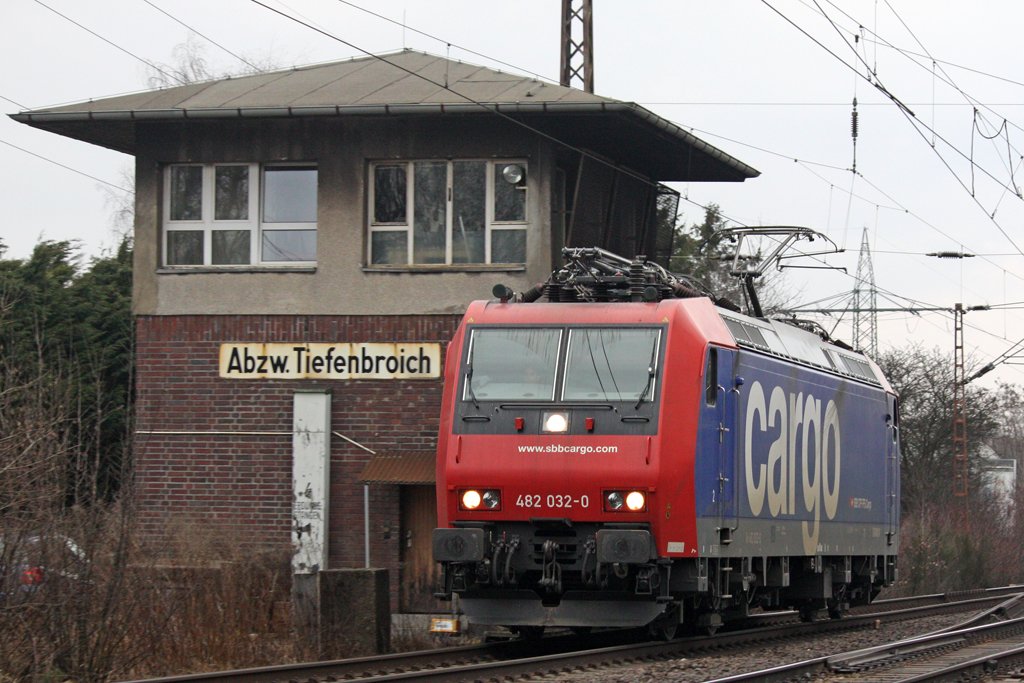 Die 482 032-0 der SBB Cargo in Ratingen Tiefenbroich am 19,02,10