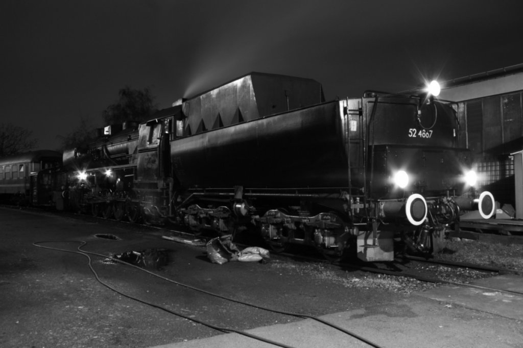Die 52 4867 steht im Betriebswerk der Historischen Eisenbahn Frankfurt. Man k�nnte meinen das Bild sei im Jahre 1970 aufgenommen. Doch es war ein eiskalter Freitagabend im Jahre 2009.

Patrick E. 