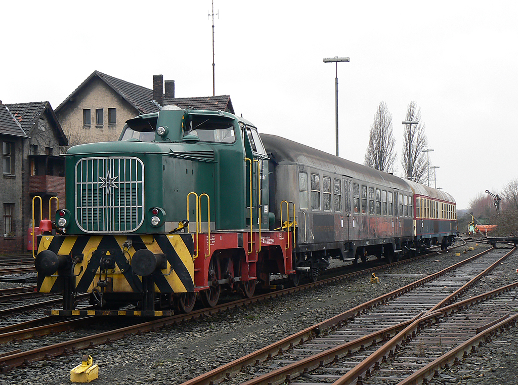 Die Henschel Diesellok des Rheinischen Industriebahnmuseums K�ln (im ehem BW K�ln Nippes) bei der Bereitstellung der Wagen 6 & 7 f�r den Christkind Express, den die Siegener 52 8134-0 im Auftrag der Deutschen Post nach Engelskirchen �bernmimmt, aufgenommen am 11.12.2010 