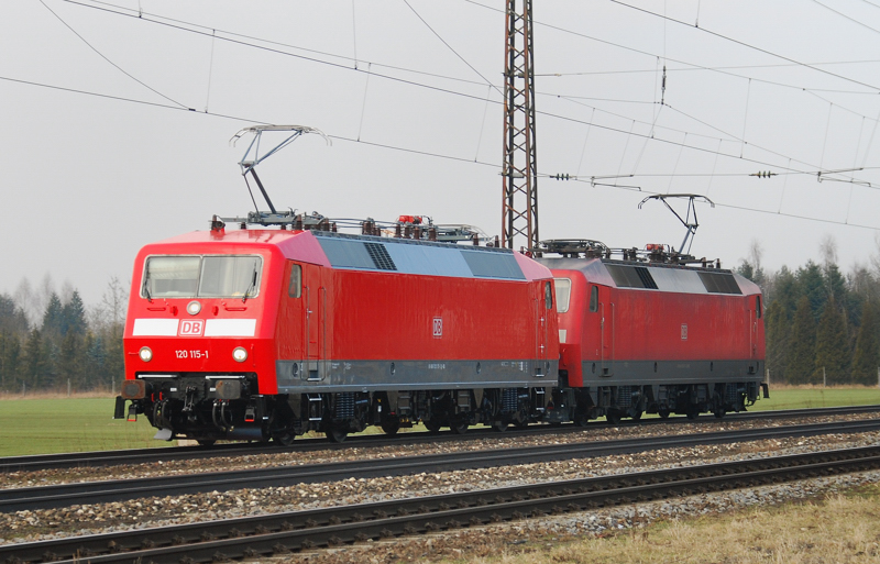 Die leuchtend rote, offenbar frisch lackierte 120 115-1 mit der 120 157-3 am Haken! Aufgenommen am 25.02.11, bei der Durchfahrt durch Gersthofen.