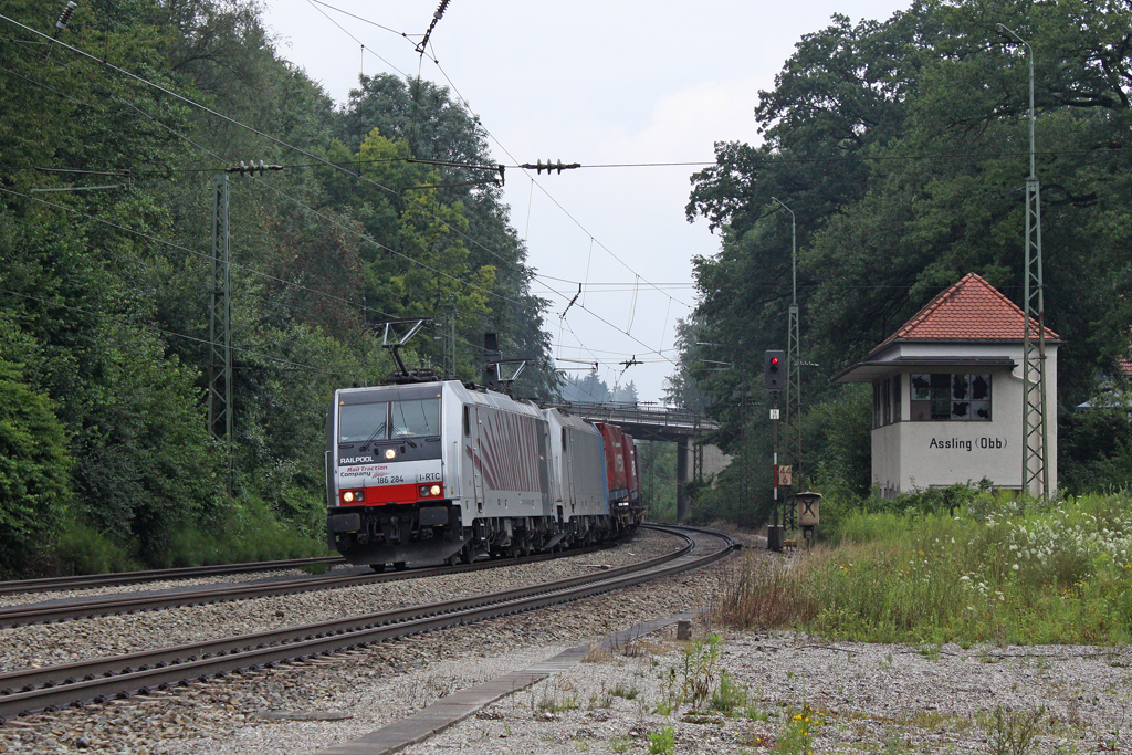 Die Lokomotion 186 284 und 186 104 in A�ling (Oberbay) am 30,07,11 