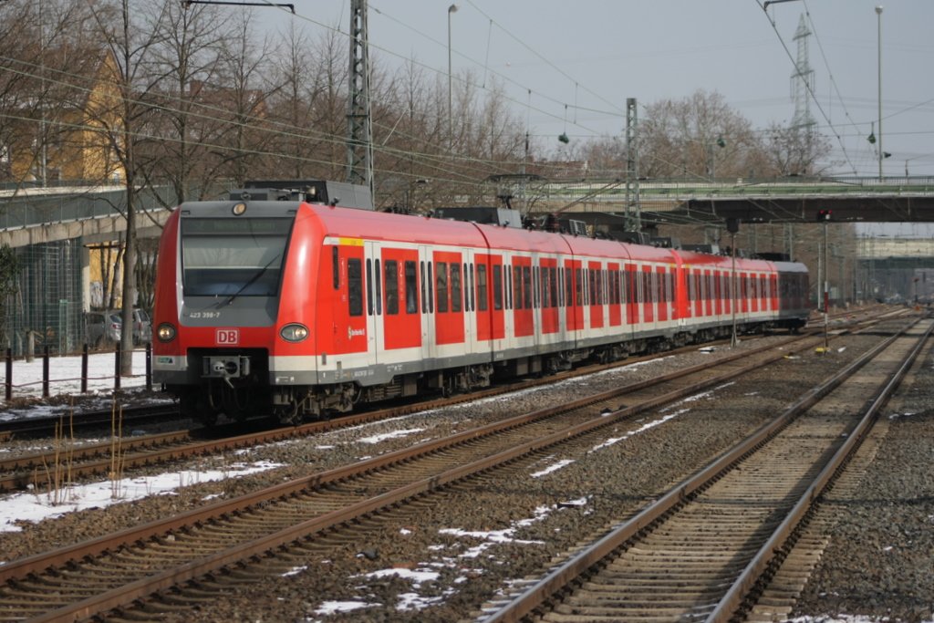 Diese 423 Garnitur wechselt auf das Gleis 3 in Frankfurt am Main Griesheim und wird dort enden. Sie wurde durch eine Ersatz-Garnitur ebenfalls 423 ersetzt. 

Patrick E.