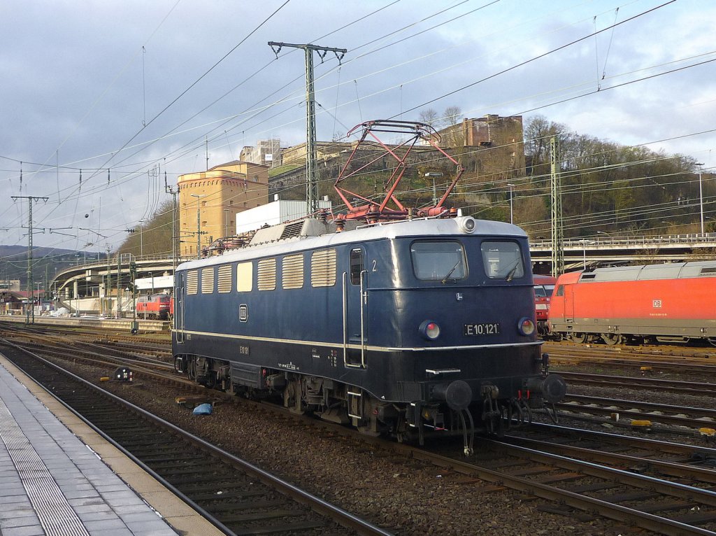 E10 121 am 03.04.2010 im Koblenzer Hbf