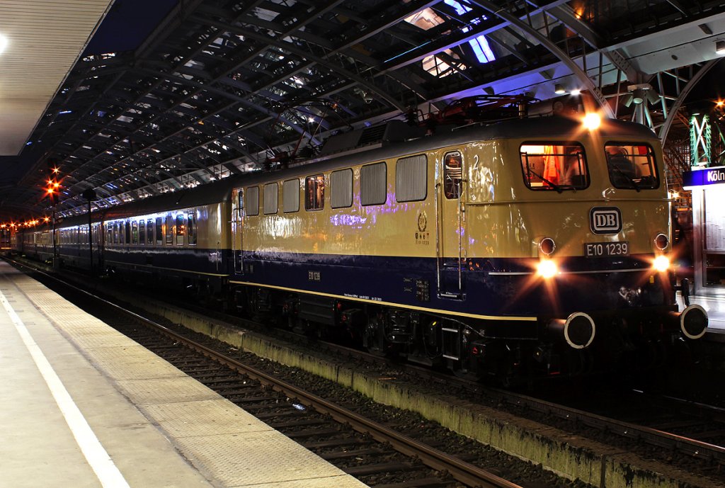 E10 1239 mit Rheingold Sonderzug in K�ln Hbf am 07.04.2012