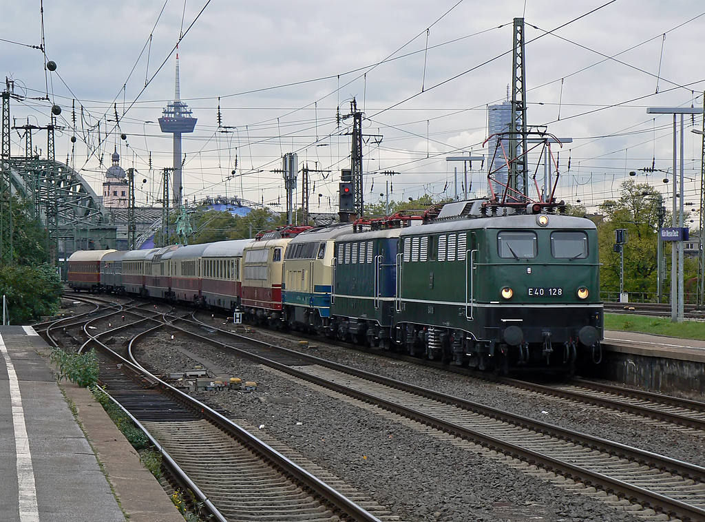E40 128 f�hrt den Museumszug des DB Museums Koblenz in rtg Siegen am 22.10.2010 durch K�ln/Messe Deutz 