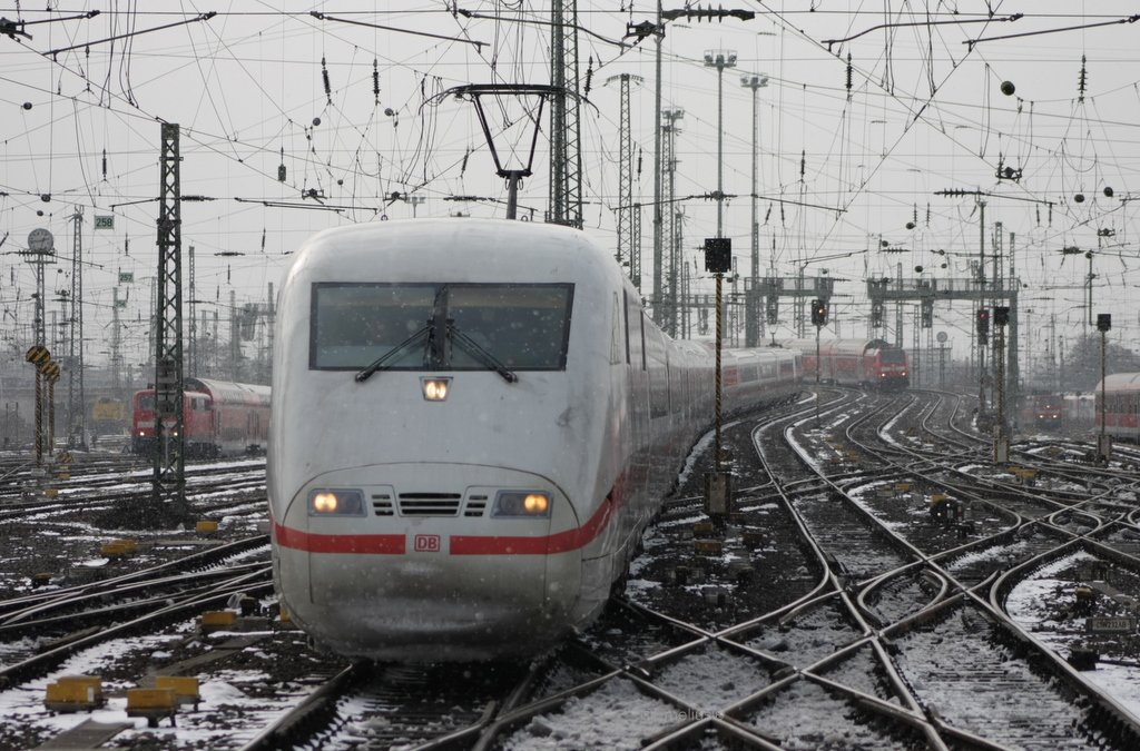 Ein ICE 401 erreicht den frankfurter Hauptbahnhof.

Patrick E.