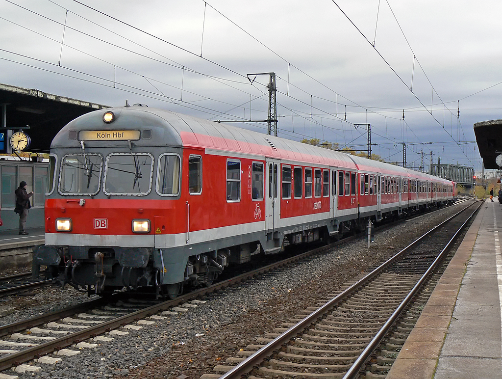 Ein Karlsruher Steuerwagen geschoben von 111 010 in K�ln/Messe Deutz am 05.11.2010