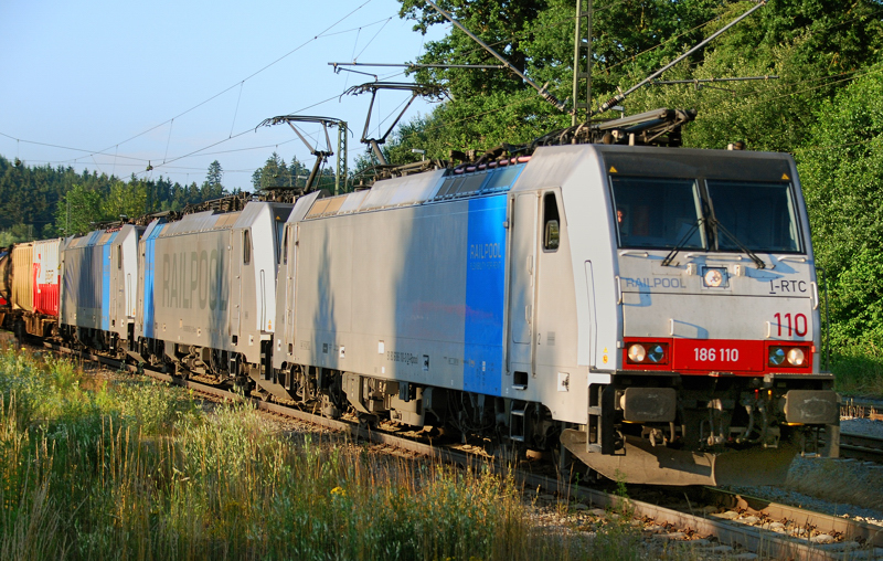 Ein Railpool Lokomotion Drilling! 186 110-3 + 186 105-3 + 186 102-0, aufgenommen am 28.06.11, bei der Durchfahrt durch A�ling.